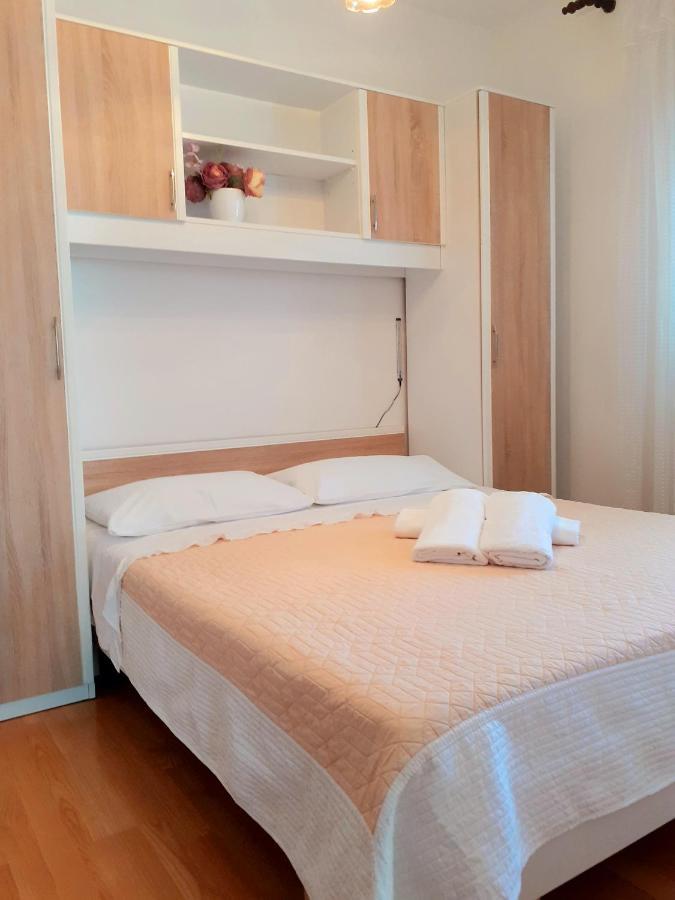 Open Sea Apartmani Grebastica Ngoại thất bức ảnh